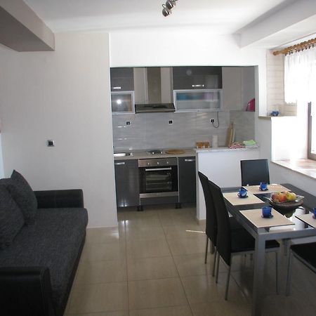 Apartments Miljak Omiš Esterno foto