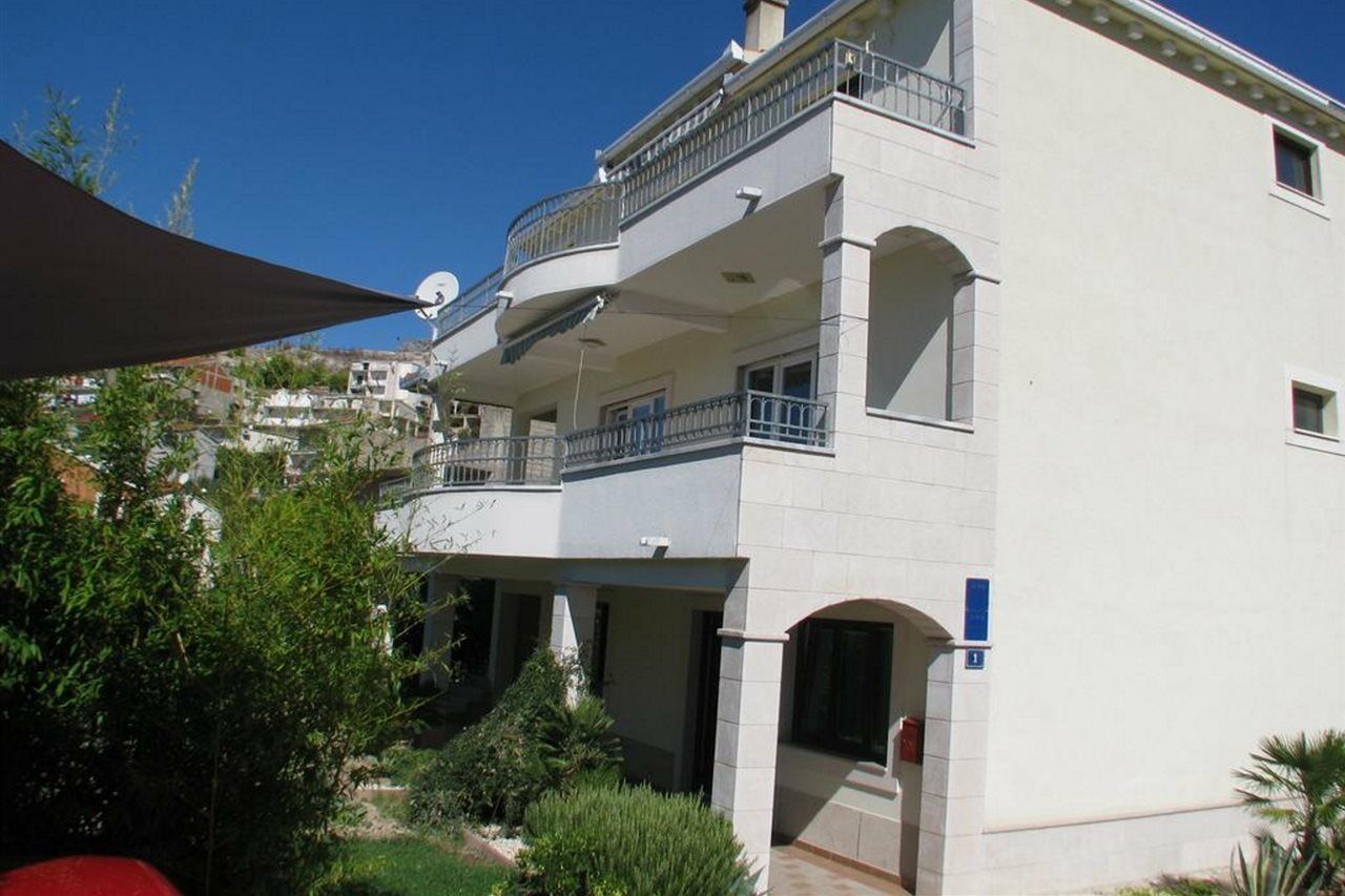 Apartments Miljak Omiš Esterno foto