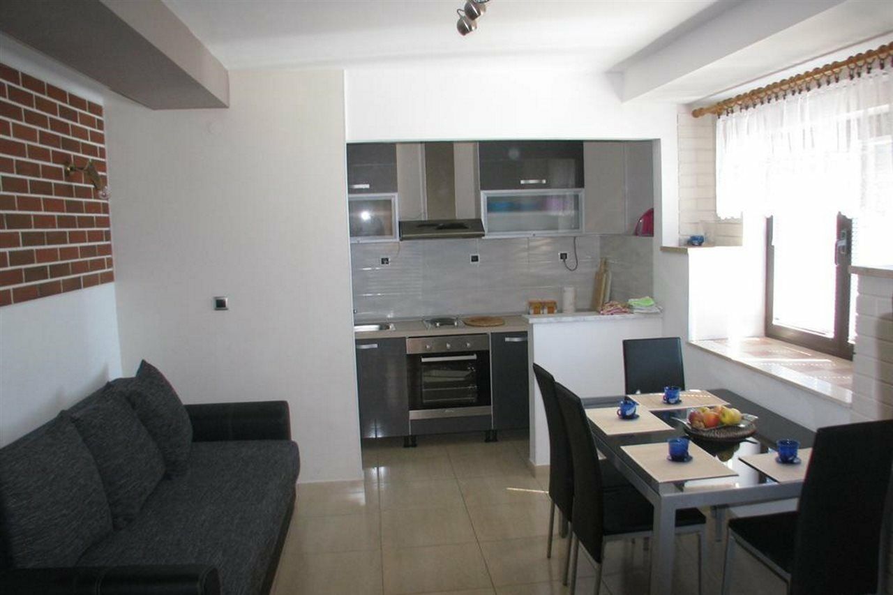 Apartments Miljak Omiš Esterno foto